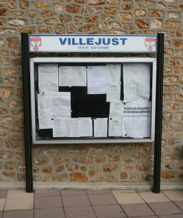 Panneaux d’affichage administratif à Villejust